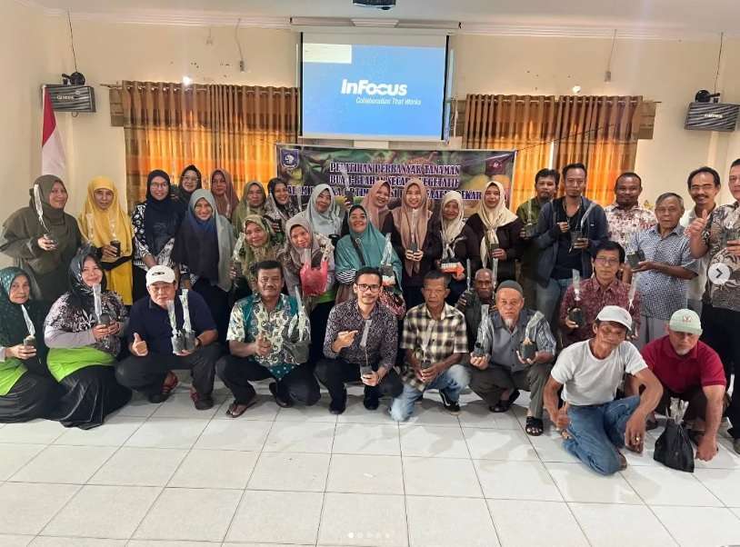 Pelatihan perbanyak tanaman buah-buahan secara vegetatif dalam rangka optimalisasi pemanfaatan perkarangan kepada para anggota GAPOKTAN, KWT, dan masyarakat umum di Kelurahan Sungaidaeng